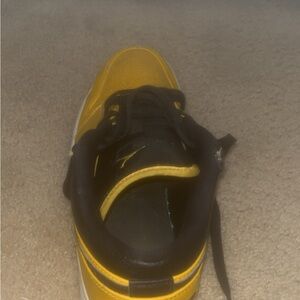 Air Jordan low yellow